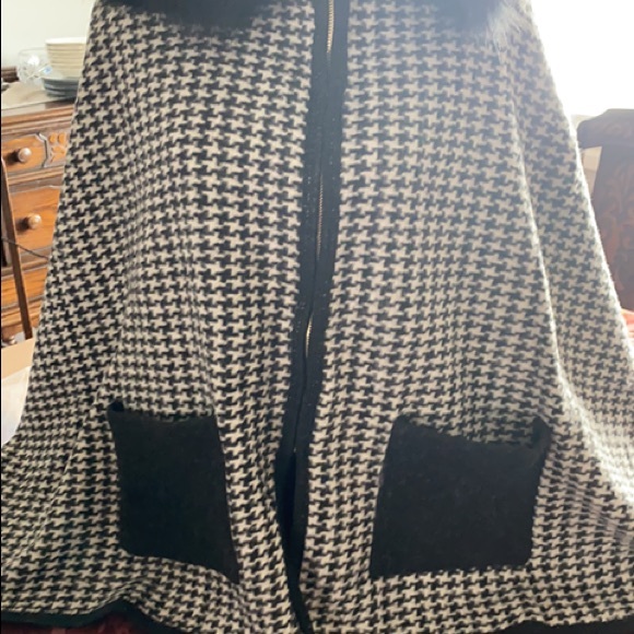 Patterned Cape W/ Hood & Pocket. Zipper Closure - Picture 2 of 2